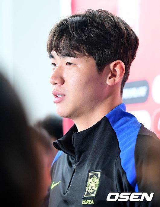 [OSEN=고양, 최규한 기자] 홍명보 감독이 이끄는 대한민국 축구 국가대표팀이 7일 오후 경기도 고양종합운동장 보조경기장에서 오는 10일 브라질과의 평가전을 앞두고 오픈트레이닝을 진행했다.한국 축구대표팀과 브라질은 오는 10일 서울월드컵경기장에서 친선경기를 갖는다.A대표팀 김지수가 취재진과 인터뷰하고 있다. 2025.10.07 / dreamer@osen.co.kr