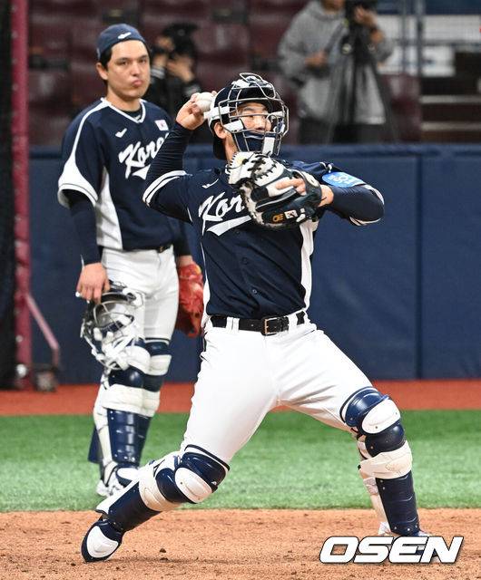 [OSEN=고척, 조은정 기자]류지현 감독이 이끄는 야구 대표팀이 5일 고척스카이돔에서 훈련을 진행했다.대표팀은 오는&nbsp;8일과 9일&nbsp;고척스카이돔에서 열리는 2025 K-베이스볼 시리즈 체코 대표팀과의 2경기를 시작으로&nbsp;15일과 16일 양일에 걸쳐 도쿄돔에서 일본 대표팀과 2경기를 치른다.&nbsp;야구대표팀 최재훈이 훈련을 하고 있다. 2025.11.05 /cej@osen.co.kr