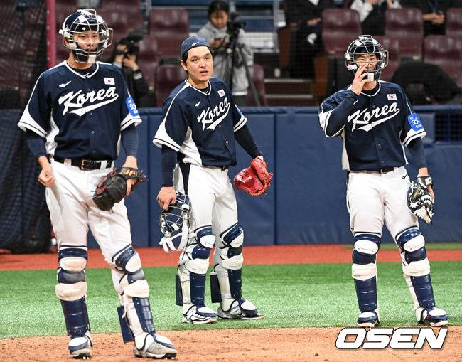 [OSEN=고척, 조은정 기자]류지현 감독이 이끄는 야구 대표팀이 5일 고척스카이돔에서 훈련을 진행했다.대표팀은 오는&nbsp;8일과 9일&nbsp;고척스카이돔에서 열리는 2025 K-베이스볼 시리즈 체코 대표팀과의 2경기를 시작으로&nbsp;15일과 16일 양일에 걸쳐 도쿄돔에서 일본 대표팀과 2경기를 치른다.&nbsp;야구대표팀 조형우, 박동원, 최재훈이 훈련을 하고 있다. 2025.11.05 /cej@osen.co.kr