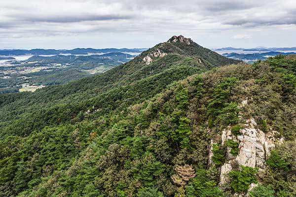 하늘에서 바라본 팔봉산. 사진 속에서 8개의 봉우리를 찾아볼 수 있다.