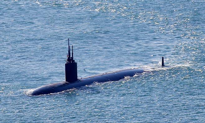미&nbsp;해군 LA급 핵추진잠수함 컬럼비아함이 수면 위로 부상한 채 항해하고 있다. 세계일보 자료사진