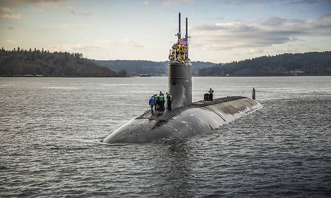 미 해군 시울프급 핵추진잠수함 코네티컷함이 수면 위로 부상해 있다. 세계일보 자료사진