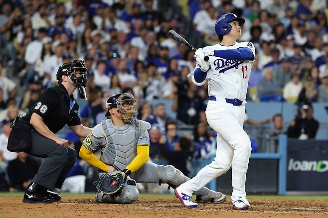 10월17일 NLCS 4차전에서 LA 다저스의 오타니 쇼헤이가 4회 말 홈런을 치고 있다. ⓒAFP PHOTO