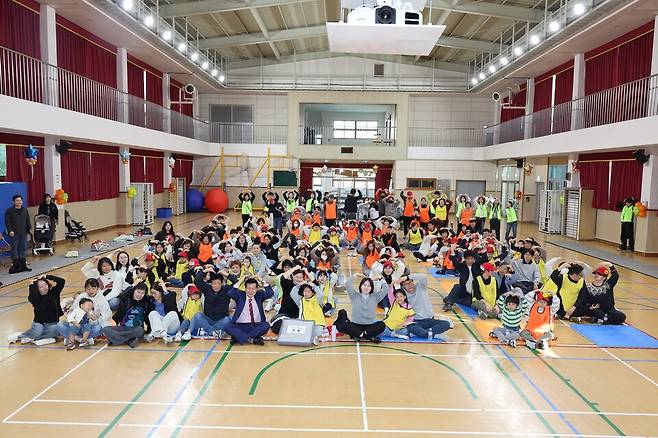11월2일 수창초등학교 강당에서 열린 '온(溫)가족 한마당' 행사에 참여한 가족들이 기념촬영을 하고 있다. ⓒ대구 중구청 제공