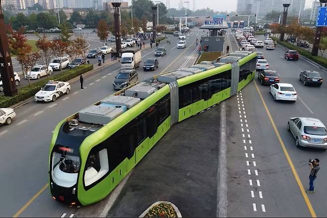 중국 후난성 주저우 '무궤도열차' 운행 모습 ⓒ남해군 제공