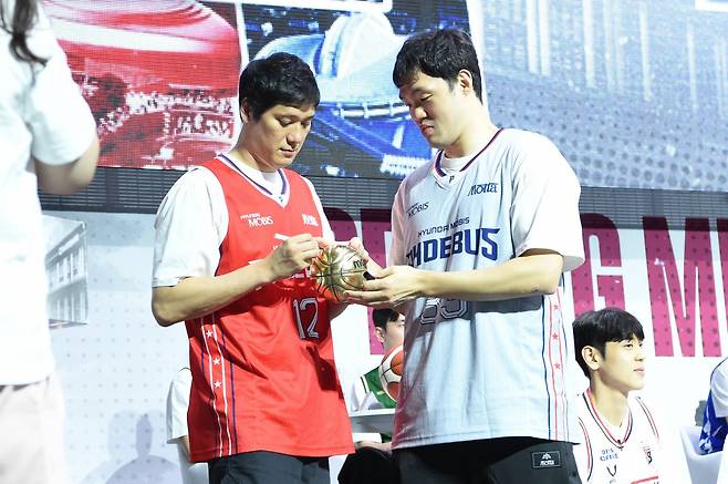 현대모비스 함지훈(왼쪽)과 이승현은 KBL을 대표하는 4번 포지션 선수다. 이들은 한 팀에서 뭉쳐 시너지 효과를 내고 있다. 사진제공|KBL