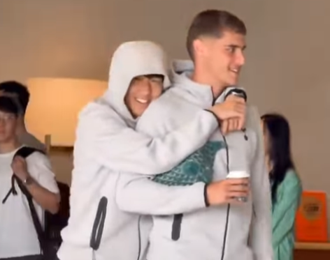 2025년 여름 아시아 투어 당시 미키 판 더 펜을 꼭 껴안고 있는 손흥민. SNS캡처