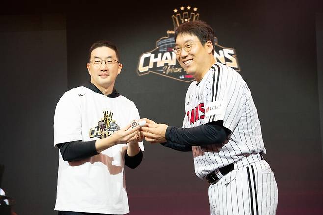 ▲ 구광모 구단주로부터 기념 시계를 받는 한국시리즈 MVP 김현수 ⓒ LG 트윈스