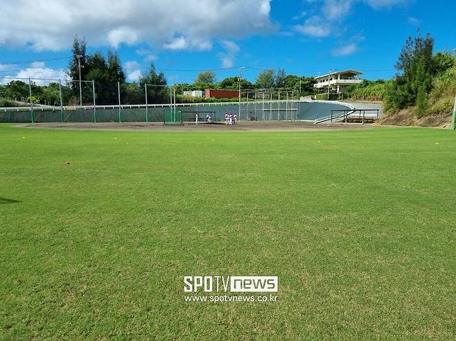 ▲ 투수 및 야수들이 수비 훈련과 컨디셔닝을 동시에 진행할 수 있을 정도로 큰 규모를 갖춘 보조 구장 ⓒ김태우 기자