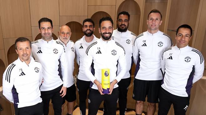 잉글랜드 프리미어리그(EPL) 10월 이달의 감독상을 수상한 후벵 아모림(가운데) 맨체스터 유나이티드 감독과 코치진. /사진=EPL SNS 캡처