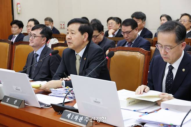 구윤철 부총리 겸 기획재정부 장관(가운데)이 지난 10월 30일 국회 기획재정위원회 종합 국정감사에 출석해 의원들의 질의를 듣고 있다. 한수빈 기자