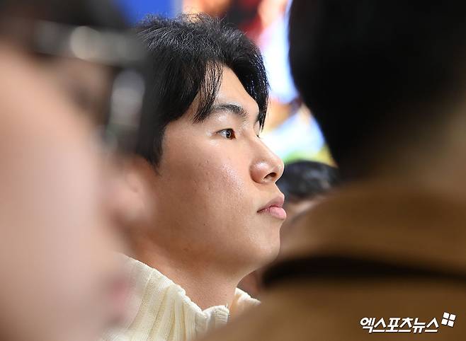 미국프로야구 메이저리그(MLB) 로스앤젤레스 다저스에서 뛰는 김혜성이 월드시리즈 우승반지와 함께 6일 오후 인천국제공항을 통해 귀국했다. 한 남성이 김혜성과 김혜성의 부친을 비난하는 기습 시위로 인터뷰가 중단되고 있다. 인천공항, 고아라 기자