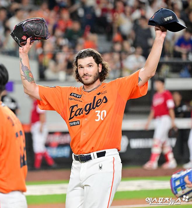 22일 오후 대전 한화생명 볼파크에서 열린 '2025 신한 SOL Bank KBO리그' SSG 랜더스와 한화 이글스의 경기, 7회초 수비를 마친 한화 폰세가 팬들에게 인사를 하고 있다. 엑스포츠뉴스DB