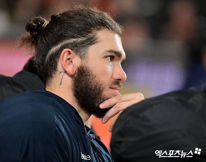 29일 오후 대전 한화생명 볼파크에서 열린 '2025 신한 SOL Bank KBO 한국시리즈' LG 트윈스와 한화 이글스의 3차전 경기, 한화 폰세가 경기를 지켜보고 있다. 엑스포츠뉴스DB