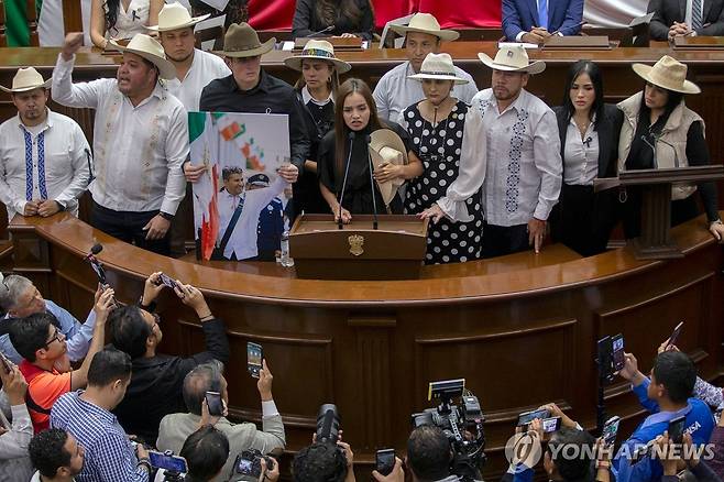 5일(현지시간) 우루아판 시장 취임식의 그레시아 키로스(가운데) [우루아판 AFP=연합뉴스. 재판매 및 DB 금지]