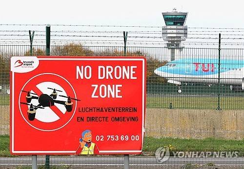 브뤼셀 공항 인근의 드론 금지 구역 표지판 [로이터 연합뉴스 자료사진. 재판매 및 DB 금지]