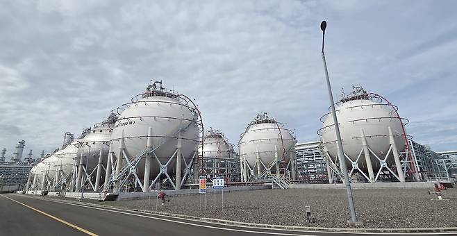 대형 탱크 (칠레곤[인도네시아]=연합뉴스) 손현규 특파원 = 지난 6일(현지시간) 인도네시아 반텐주 칠레곤에 있는 롯데케미칼 석유화학단지 안에 대형 탱크가 줄지어 있다. 2025.11.7