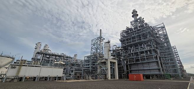 '납사 크래킹 센터' (칠레곤[인도네시아]=연합뉴스) 손현규 특파원 = 지난 6일(현지시간) 인도네시아 반텐주 칠레곤에 있는 롯데케미칼 석유화학단지에서 '납사 크래킹 센터'가 우뚝 서 있다. 2025.11.7