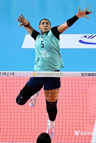 스파이크하는 GS칼텍스의 실바 [한국배구연맹 제공. 재판매.DB 금지]