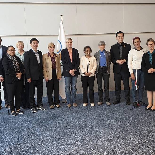 코번트리 IOC 위원장(중앙), 인권자문위원들과 함께한 유승민 회장(왼쪽에서 3번째) [유승민 회장 페이스북 캡처. 재판매 및 DB 금지]