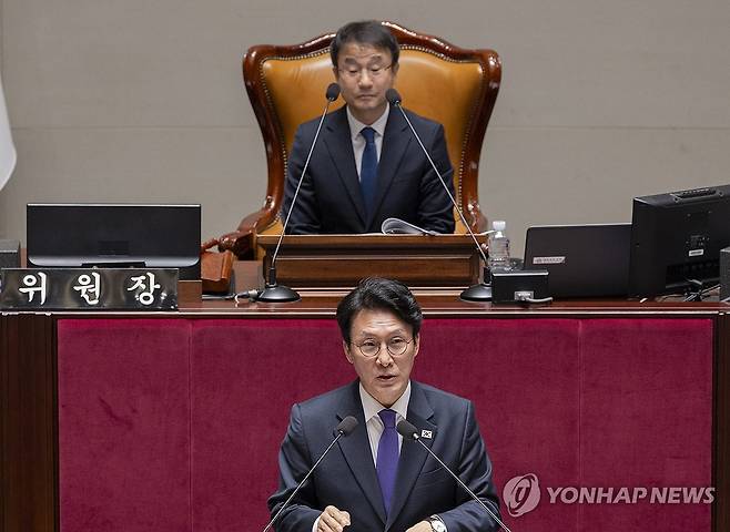 2026년도 정부 예산안 심의 위해 인사말 하는 김민석 국무총리 (서울=연합뉴스) 황광모 기자 = 김민석 국무총리가 6일 국회 예결위 회의장에서 열린 전체회의에 참석해 인사말을 하고 있다.
이날 국회 예결위는 정부가 제출안 2026년도 예산 심의에 본격 돌입했다. 2025.11.6 hkmpooh@yna.co.kr
