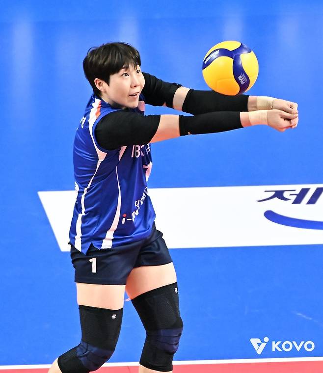 리시브하는 IBK기업은행의 이소영 [한국배구연맹 제공. 재판매 및 DB 금지]