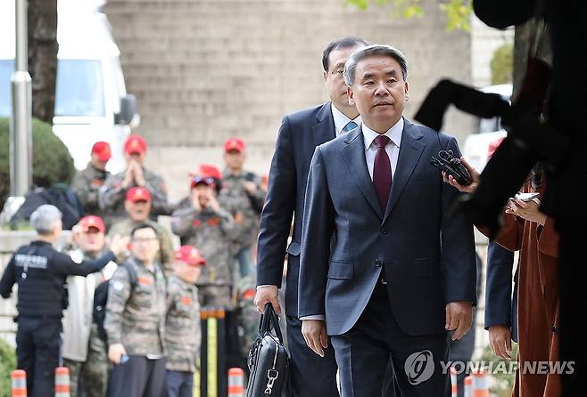 영장심사 출석한 이종섭 전 국방장관 (서울=연합뉴스) 신준희 기자 = 채상병 순직 및 수사 외압·은폐 의혹의 핵심 피의자인 이종섭 전 국방부 장관이 23일 구속 전 피의자심문을 위해 서초동 서울중앙지법으로 들어가고 있다. 2025.10.23 hama@yna.co.kr