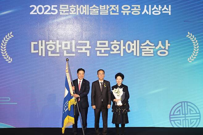 대한민국 문화예술상 단체상 수상한 종이문화재단 노영혜 이사장 (서울=연합뉴스) 7일 오후 서울 서대문구 충정로 모두예술극장에서 열린 2025 문화예술발전 유공 시상식에서 대한민국 문화예술상 단체상을 수상한 종이문화재단 노영혜(오른쪽) 이사장과 정규일(왼쪽) 대외협력이사가 시상식 후 김영수(가운데) 문화체육관광부 제1차관과 기념촬영을 하고 있다. [종이문화재단 제공]