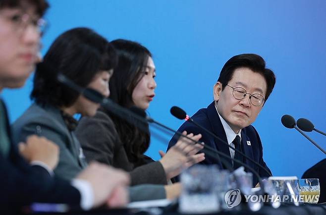 참석자 발언 경청하는 이재명 대통령 (대전=연합뉴스) 김도훈 기자 = 이재명 대통령이 7일 대전 유성구 국립중앙과학관에서 열린 '다시 과학기술인을 꿈꾸는 대한민국' 국민보고회에서 참석자 발언을 경청하고 있다. 2025.11.7 [대통령실통신사진기자단] superdoo82@yna.co.kr