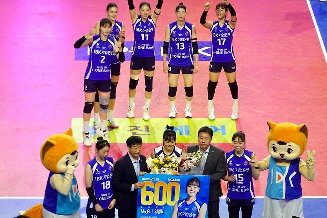 임명옥(중앙)의 600경기 출전 기념 촬영 [촬영 이동칠]