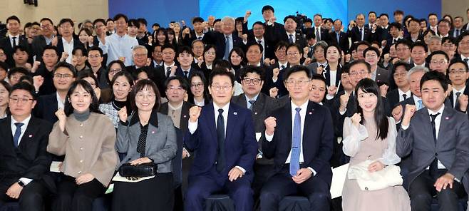 11월 7일 대전 유성구 국립중앙과학관에서 열린 '다시 과학기술인을 꿈꾸는 대한민국' 국민보고회와 타운홀 미팅  참석자들이 기념사진을 찍고 있다. 대전충남사진공동취재단