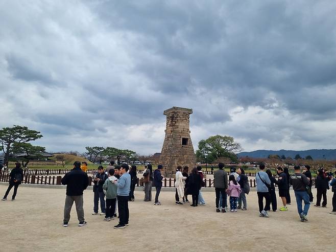 ▲ 주말인 8일 경주 첨성대를 찾은 가족단위 관광객과 시민들이 사진 촬영을 하면서 즐거운 모습을 보이고 있다. 황기환 기자