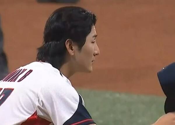 곽빈이 몸에 맞는 공을 던진 뒤 체코 타자에게 모자를 벗고 인사하고 있다. (사진=네이버 중계 갈무리)