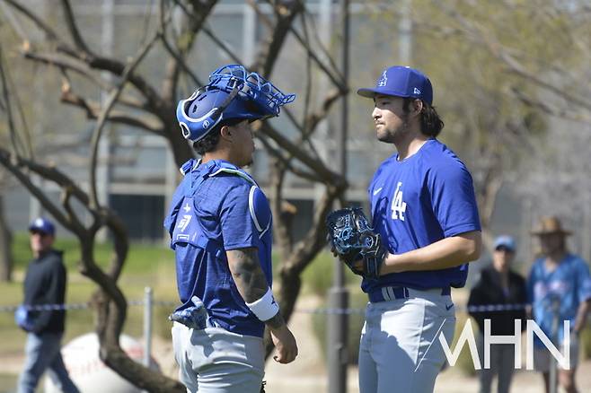 (다저스 시절의 최현일(오른쪽)이 불펜피칭 뒤 포수와 이야기를 나누고 있다)