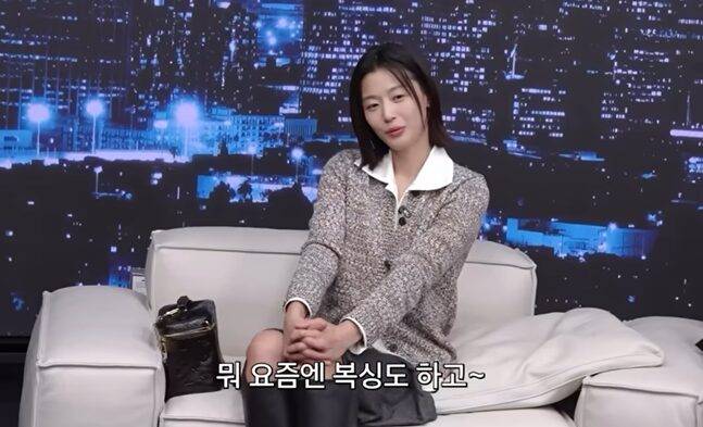 평생 운동을 강조한 전지현은 최근 복싱의 재미에 빠져 있다. 사진=홍진경 유튜브 채널 캡처