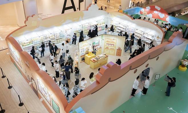 네이버웹툰이 10월 16일부터 26일까지 서울 송파구 롯데월드몰에서 마루는 강쥐 팝업스토어 '마루의 숲속 베이커리에 놀러와'를 열었다. (네이버웹툰 제공)