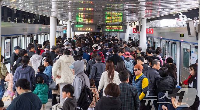 '2025 구미라면축제' 이틀째인 8일 구미역에는 축제에 참가하려는 방문객들도 북새통을 이루고 있다. 라면축제는 오는 9일까지 구미역 일대에서 계속된다. (구미시 제공. 재판매 및 DB금지) 2025.11.8/뉴스1 ⓒ News1 정우용 기자