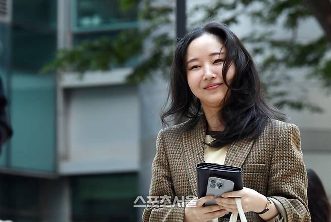 민희진 어도어 전 대표가 지난 9월 11일 서울 서초구 서울중앙지법에서 열린 하이브와의 주주간계약 해지 확인 및 주식매매대금 청구 소송 병행 심리에 출석하기 위해 법원으로 입장하고 있다. 사진 | 박진업 기자 upandup@sportsseoul.com