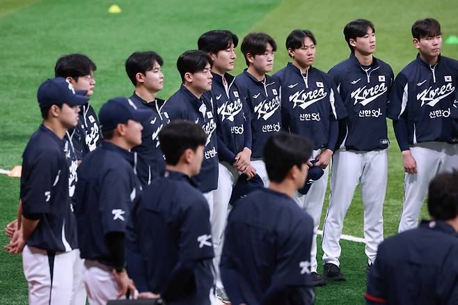 K-베이스볼 시리즈 한국과 체코의 국가대표 평가전을 하루 앞둔 7일 서울 고척스카이돔에서 한국 대표팀 선수들이 훈련을 시작하기에 앞서 모여 있다. 사진 | 연합뉴스