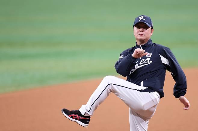 류지현 감독이 몸을 풀고 있는 모습. 사진 | 연합뉴스