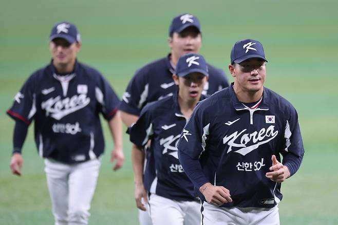 K-베이스볼 시리즈 한국과 체코의 국가대표 평가전을 하루 앞둔 7일 서울 고척스카이돔에서 한국 대표팀 안현민 등 선수들이 훈련하고 있다.  사진 | 연합뉴스