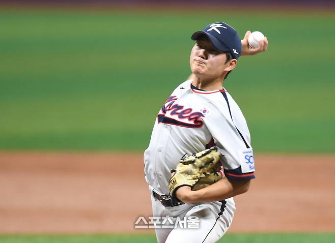 야구 국가대표팀 김택연이 1일 고척스카이돔에서 열린 쿠바와 평가전 3회 역투하고 있다. 고척 | 최승섭기자 thunder@sportsseoul.com