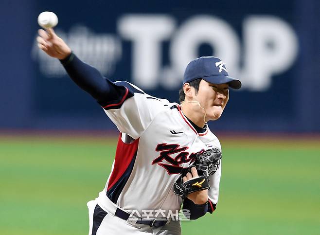 곽빈이 역투를 펼치고 있다. 고척 | 박진업 기자 upandup@spotsseoul.com