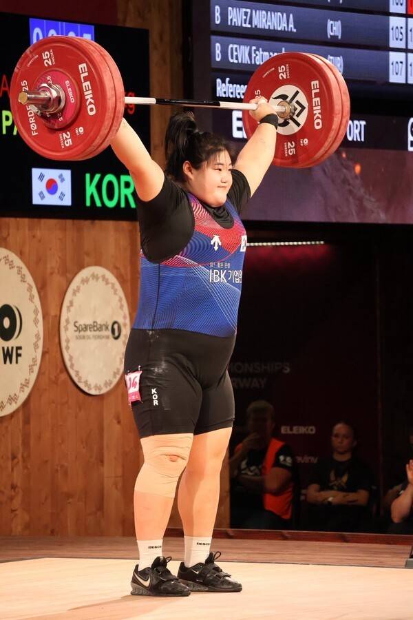 11일 노르웨이 포르데에서 열린&nbsp;국제역도연맹(IWF) '2025 세계역도선수권대회' 여자 86kg+급 2차 시기 인상 125kg을 성공시키는 박혜정(22·고양시청). /사진=대한역도연맹 제공