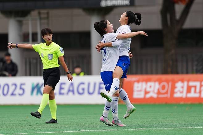 화천KSPO 선수단이 8일 서울월드컵보조구장에서 치러진 2025시즌 WK리그 챔피언결정전 1차전에서 득점 이후 기쁨을 나누고 있다. /사진=한국여자축구연맹