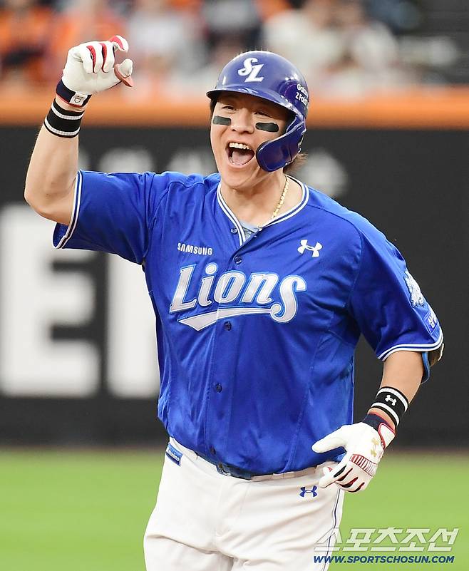 19일 대전 한화생명볼파크에서 열린 삼성과 한화의 PO 2차전. 9회초 투런홈런을 날린 삼성 강민호. 대전=송정헌 기자songs@sportschosun.com/2025.10.19/