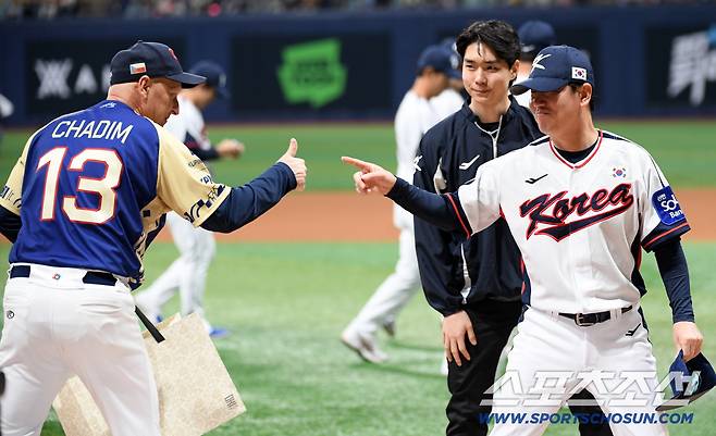 2025 K-BASEBALL SERIES 대한민국과 체코의 평가전이 8일 고척스카이돔에서 열렸다. 파벨 하딤 감독과 류지현 감독이 인사를 나누고 있다. 고척=박재만 기자 pjm@sportschosun.com/2025.11.08/