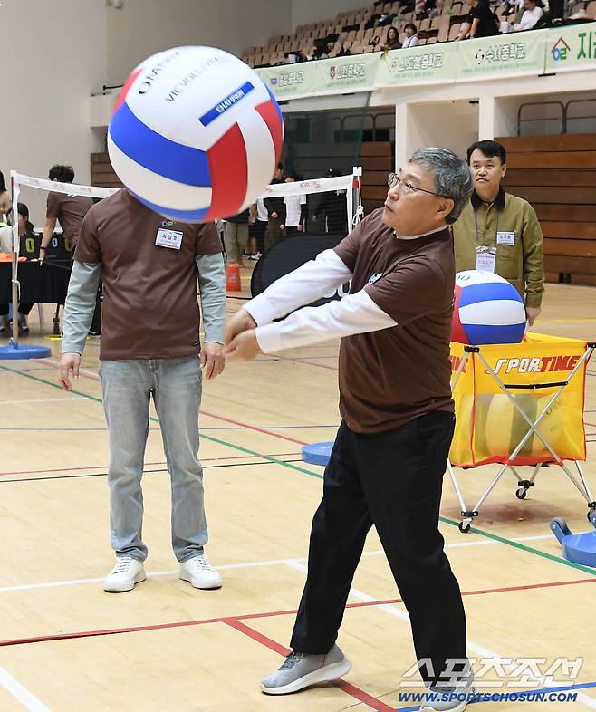 2025 서울림 운동회에서 정근식 서울시 교육감이 빅발리볼 경기를 체험하고 있다. 정재근 기자 cjg@sportschosun.com/