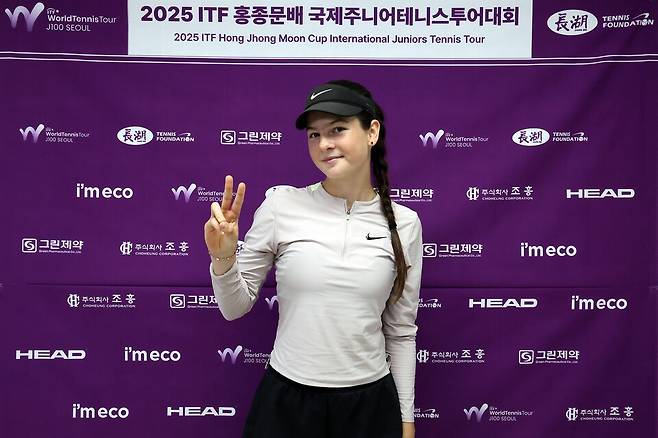 코트 밖에서는 영락 없는 14세 소녀, 도첸코