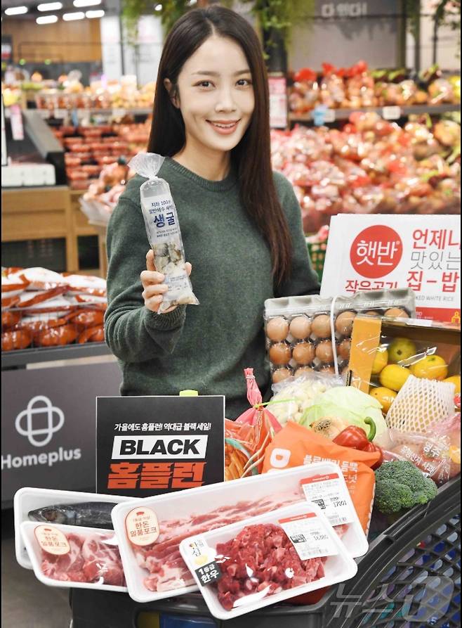 대형마트 휴무일? 이마트·롯데마트·홈플러스·코스트코 ‘전쟁같은 할인’ = 이마트·롯데마트·홈플러스·코스트코 등 대형마트가 이번 주는 각사별 특색있는 할인행사에 돌입한다. 한우에서 자동차까지 전품목 역대급 할인이 제공되는 한국판 블랙프라이데이 '코리아 그랜드 페스티벌'이 오는 9일까지 진행된다. 특히 이마트는 ‘김장대전’과 그룹이 총출동하는 '2025 대한민국 쓱데이’를, 롯데마트는 ‘땡큐절’ 2주차 행사를, 홈플러스는 오는 12일까지 ‘BLACK 홈플런’ 2주차 행사를 진행한다. ©사진=홈플러스: 대형마트 휴무일? 이마트·롯데마트·홈플러스‧코스트코 등 마트 휴일, 쉬는날